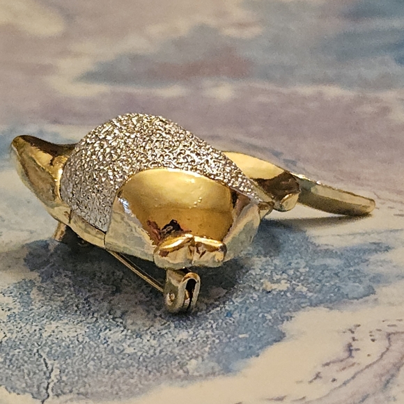 Vtg Gerry's Sparkly Two-Tone Gold Cute Kissing Fish Brooch Pin - Picture 7 of 8